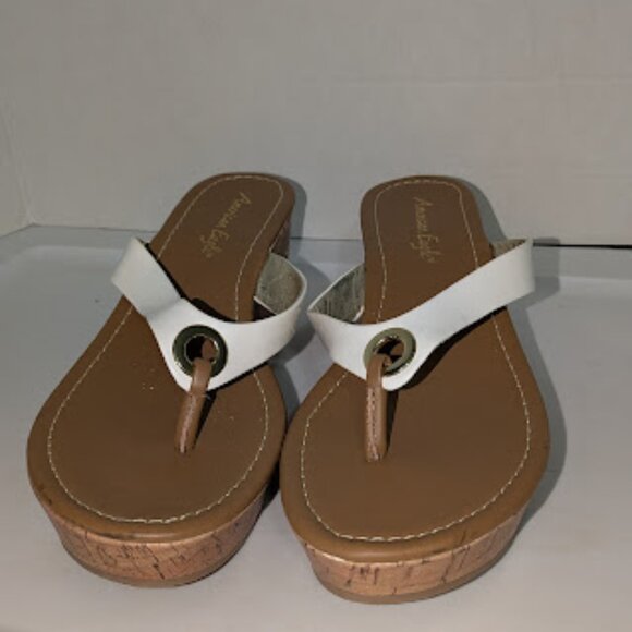 American Eagle Wedge Sandals Fip Flops White Tan Beige Beach Casual Size 9.5 NWT - Picture 1 of 7